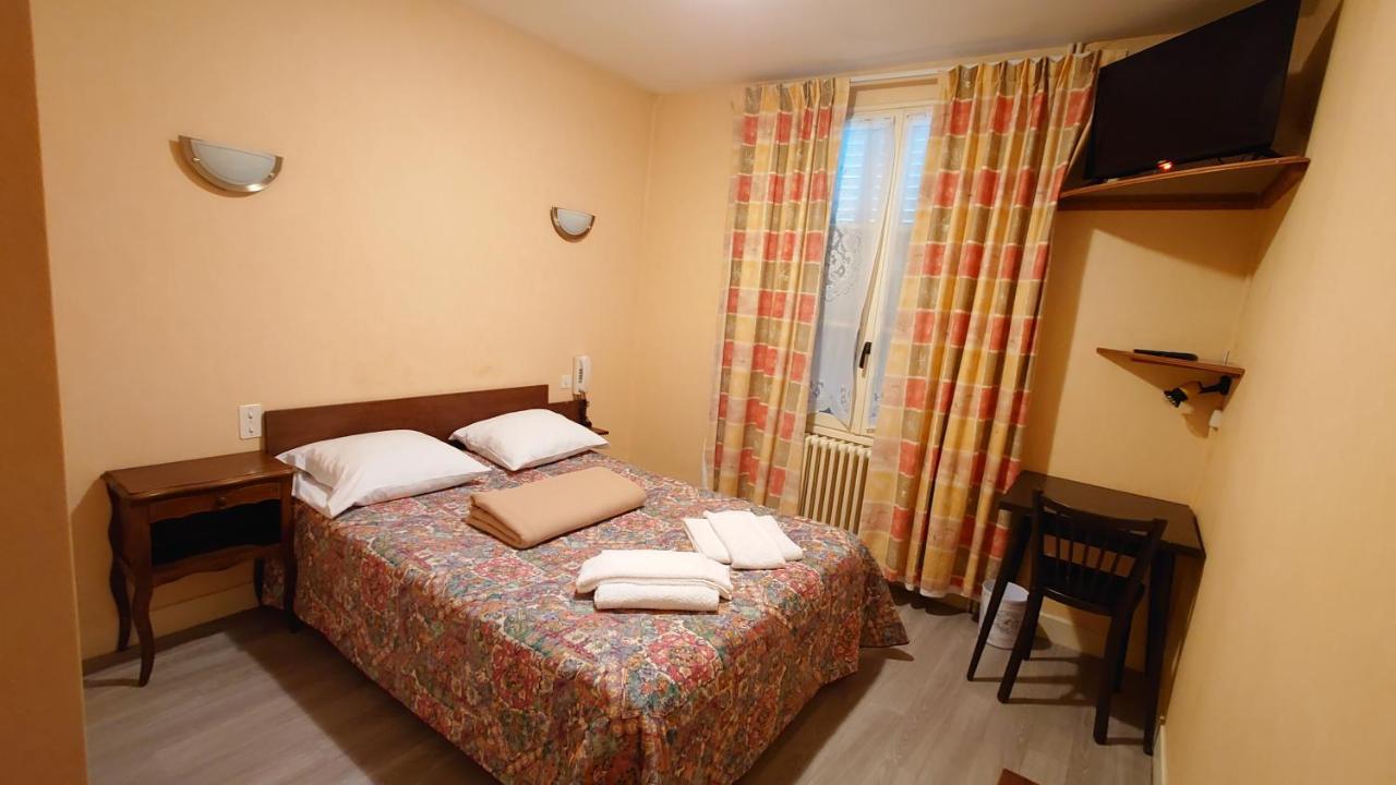 Hotel Le Commerce Bellegarde-du-Loiret Екстер'єр фото